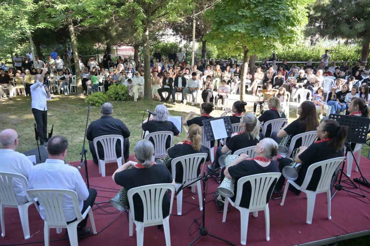 TÜRK HALK MÜZİĞİ ŞAN VE RİTİM KURSİYERLERİNİN PERFORMANS SERGİLEDİĞİ PROGRAM VATANDAŞLARDAN YOĞUN...