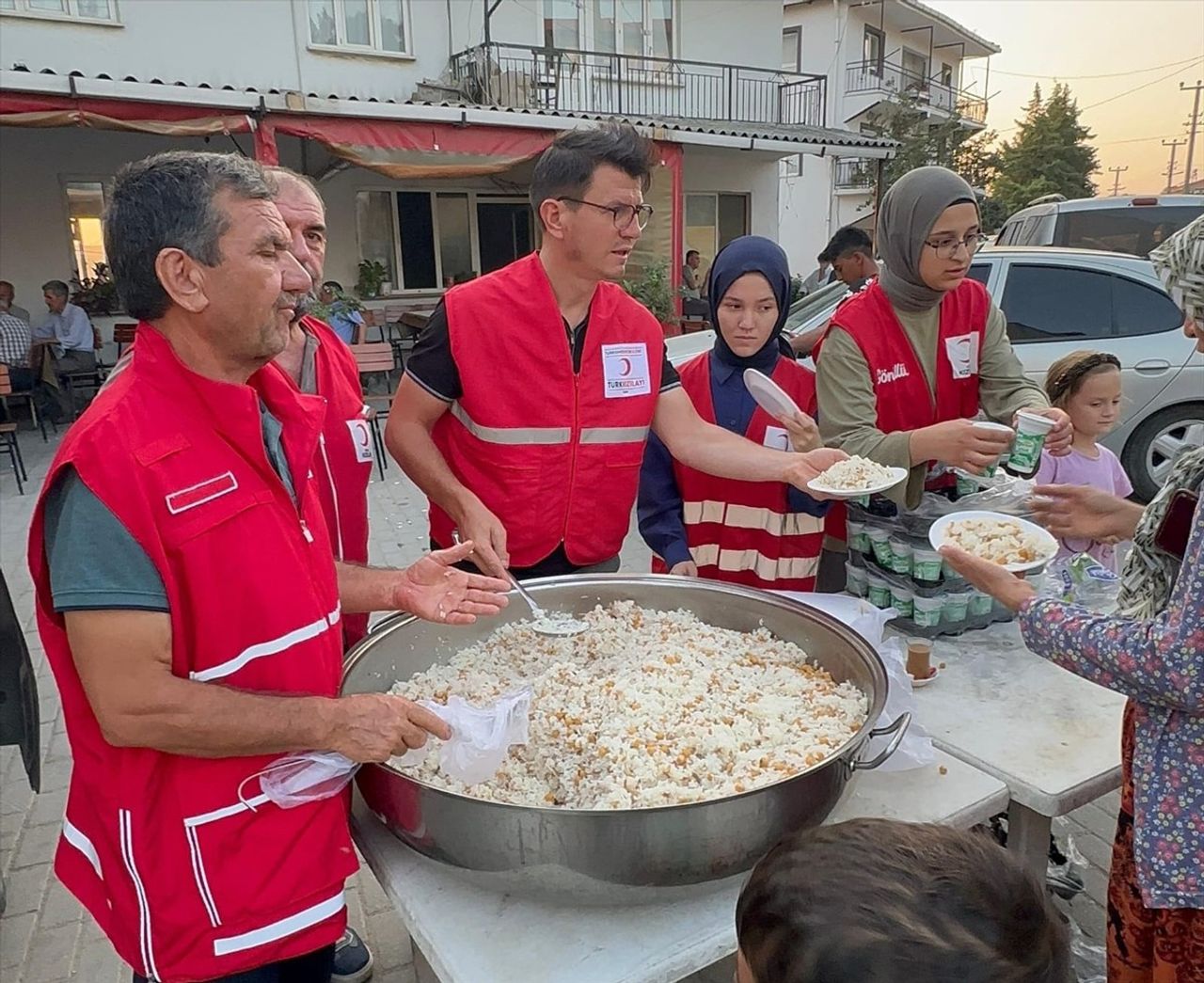 Türk Kızılay, Balıkesir Sındırgı merkezli 6,1'lik depremden etkilenen vatandaşlar için...