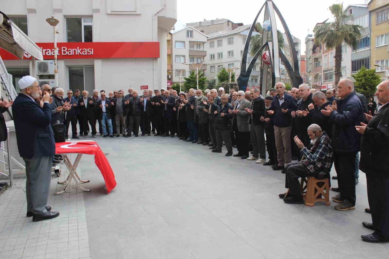 TÜRKELİ’DE HACI ADAYLARINA DUYGUSAL UĞURLAMA TÜRKELİ İLÇESİNDE, HAC FARİZASINI YERİNE GETİRMEK...