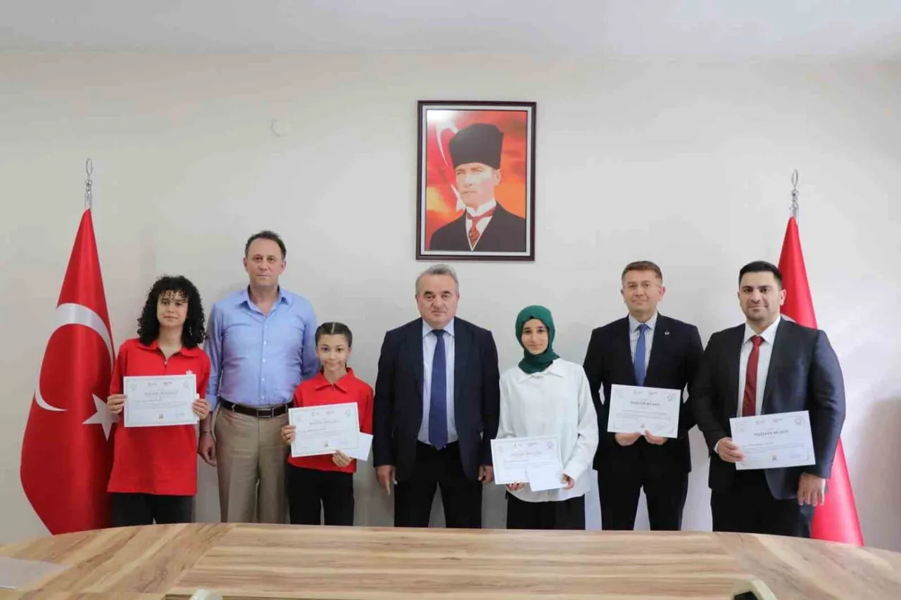 TÜRKİYE DERECESİ ELDE EDEN ÖĞRENCİLERE BAŞARI BELGELERİ VERİLDİ