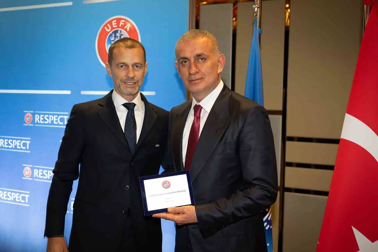 TÜRKİYE FUTBOL FEDERASYONU BAŞKANI İBRAHİM ETHEM HACIOSMANOĞLU, İSTANBUL'UN EV SAHİPLİĞİNDE...