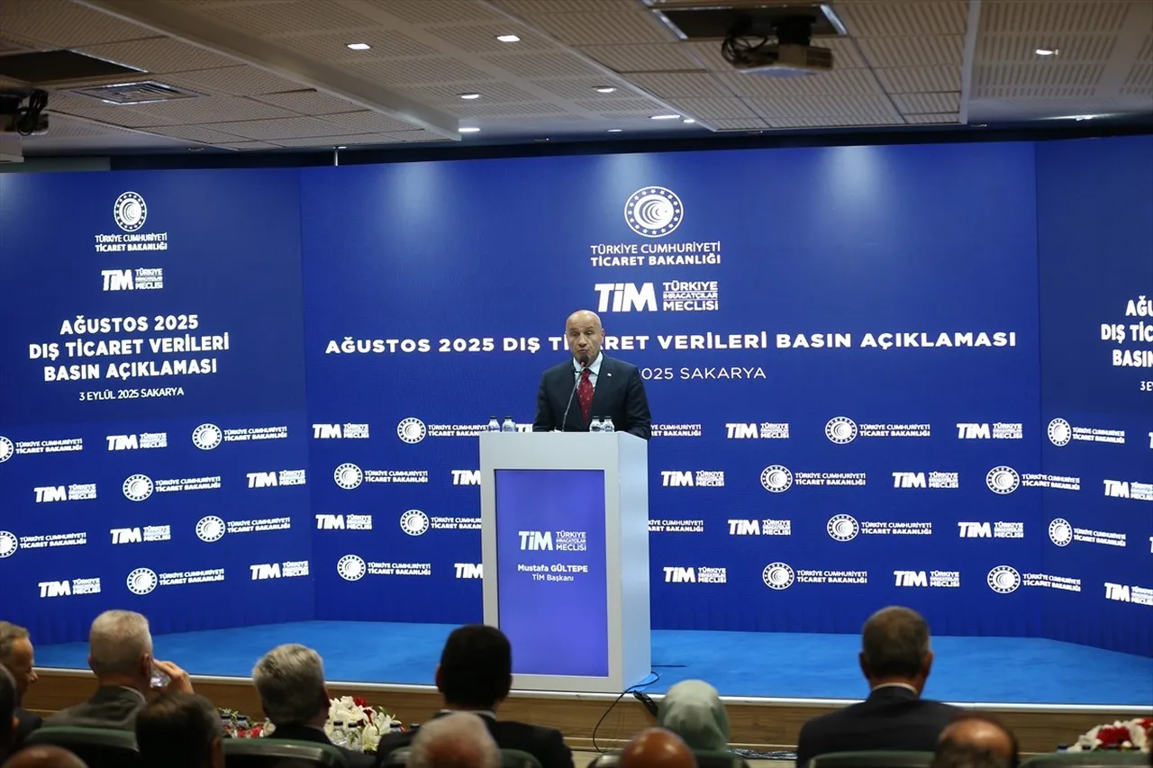 Türkiye İhracatçılar Meclisi (TİM) Başkanı Mustafa Gültepe, Sakarya Ticaret ve Sanayi Odası'nda...