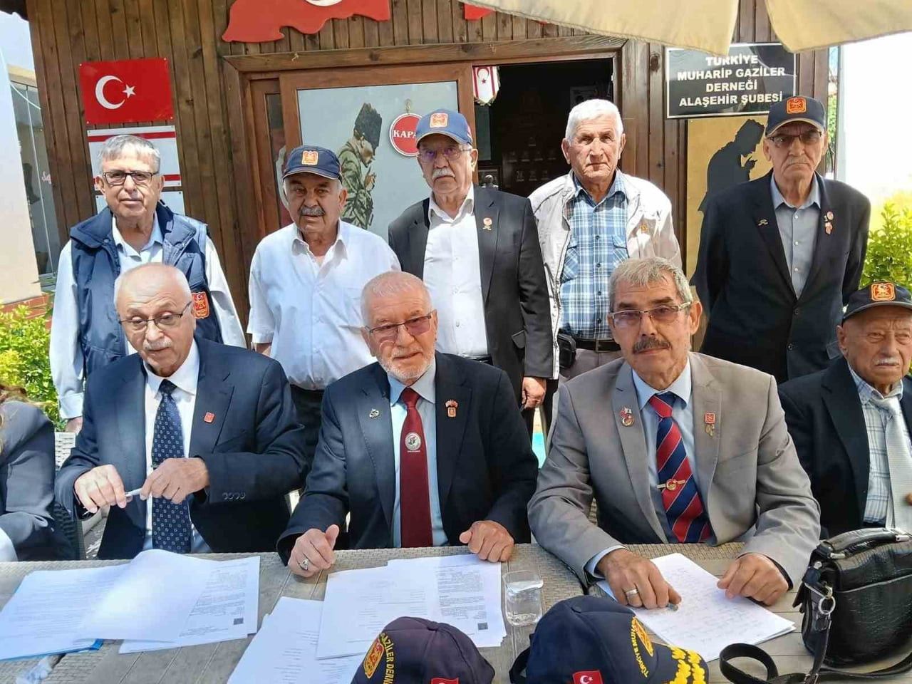 TÜRKİYE MUHARİP GAZİLER DERNEĞİ ALAŞEHİR ŞUBESİ’NDE OSMAN SARAÇ (AYAKTA SOLDAN 1.), KULLANILAN...