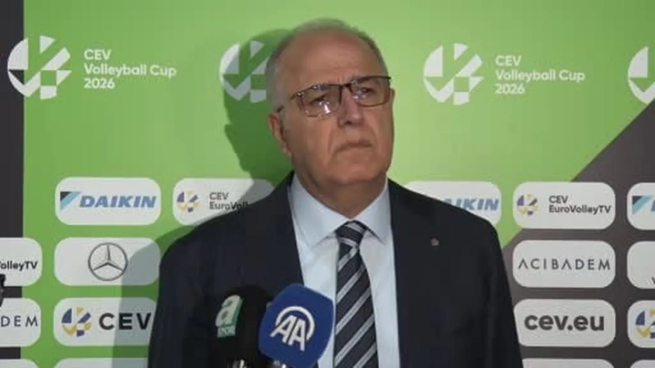 Türkiye Voleybol Federasyonu Başkanı Mehmet Akif Üstündağ, CEV Kupası'nı kazanan sarı-kırmızılılar...