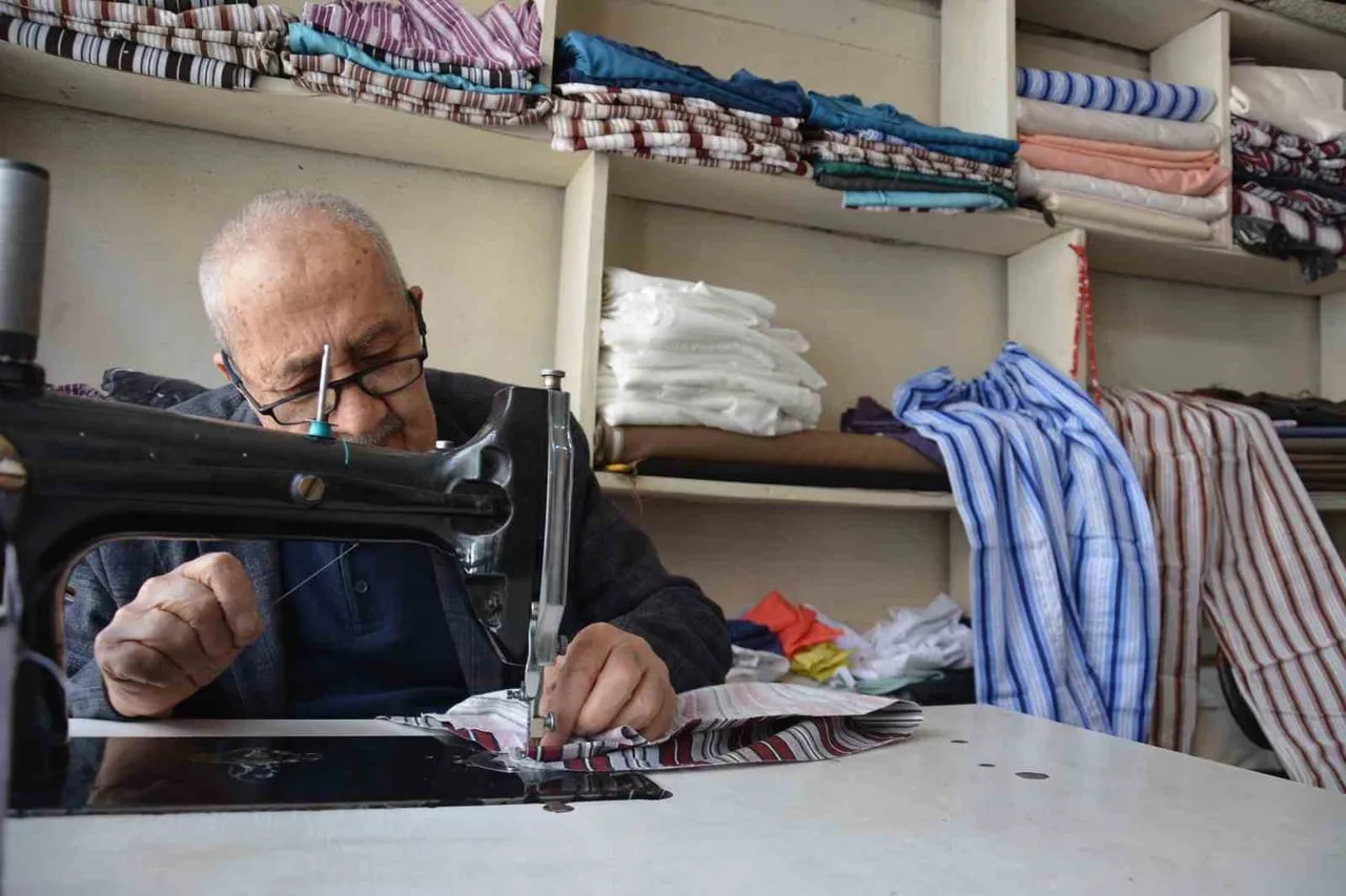 TÜRKİYE'DE ÖZELLİKLE 1960, 1970 VE 1980'LERİN SONUNA KADAR MODA OLAN BÖLÜNMÜŞ PİJAMA TAKIMLARI...