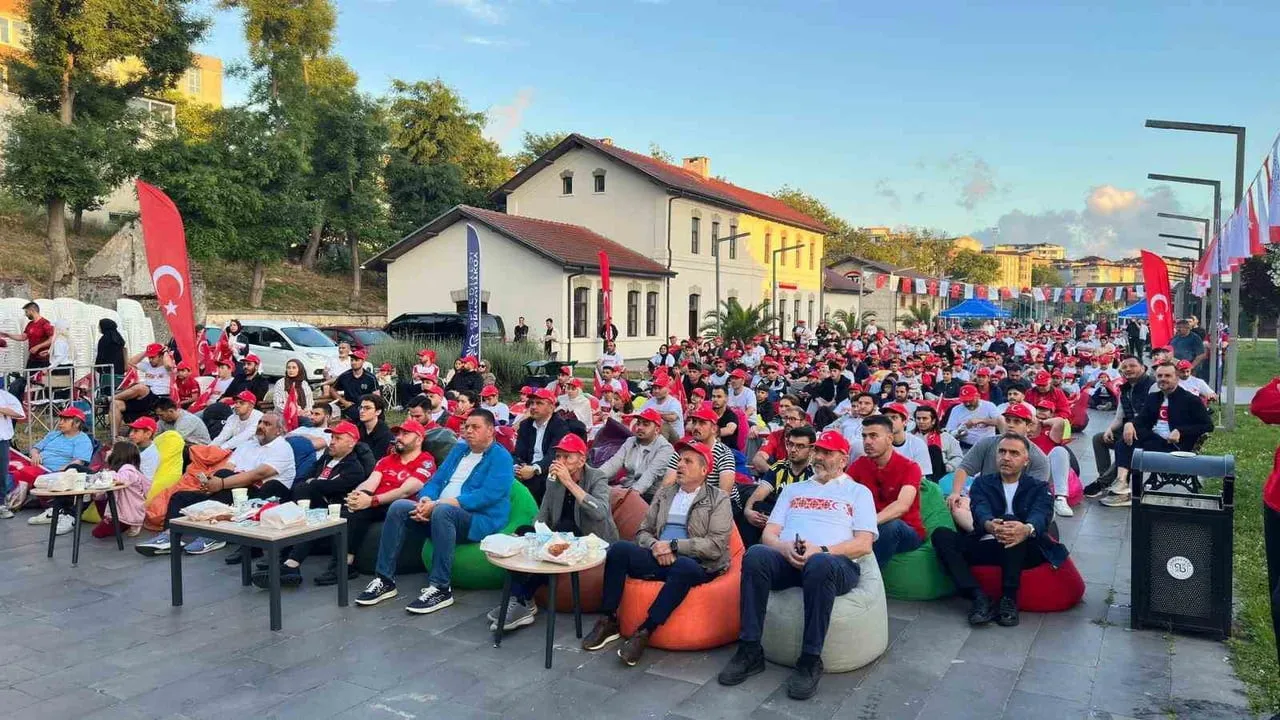 TÜRKİYE'NİN DÜNYA KUPASI YOLCULUĞUNDAKİ KRİTİK MÜCADELESİ ARNAVUTKÖY'DE BİNLERCE VATANDAŞ...