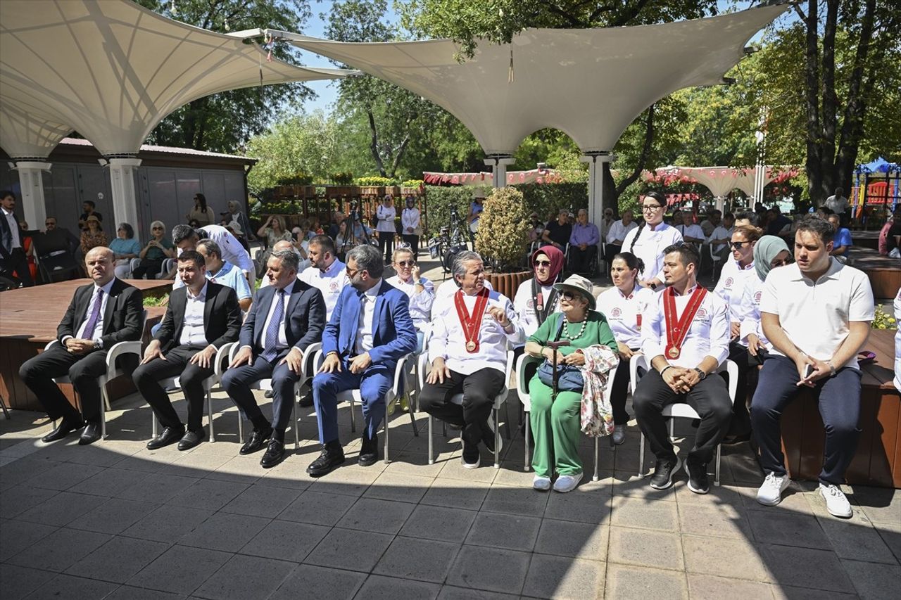 Türkiye'nin farklı bölgelerinden ünlü şefler, Gençlik Parkı'nda düzenlenen "Ankara Gurme...