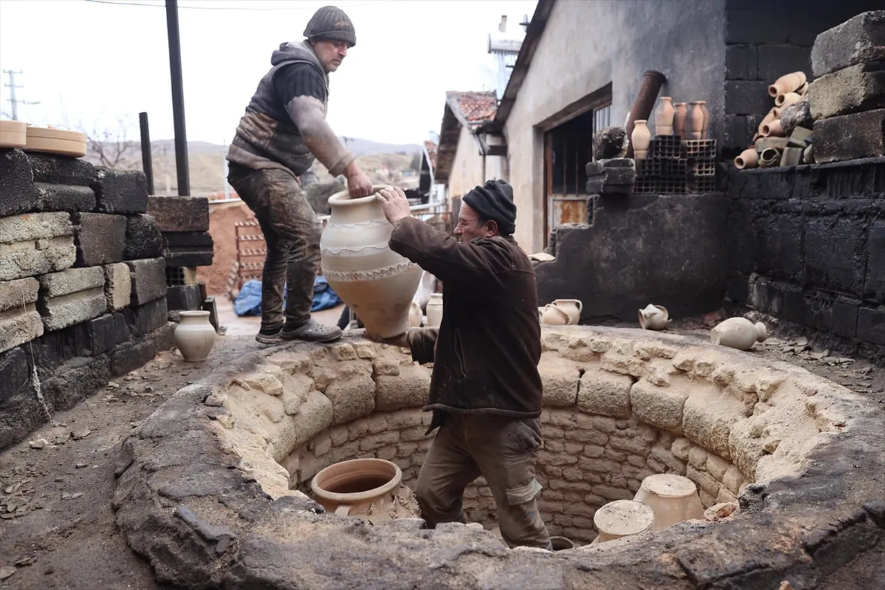 Türkiye'nin önemli turizm merkezlerinden Nevşehir'in el sanatlarıyla tanınan Avanos ilçesinde...