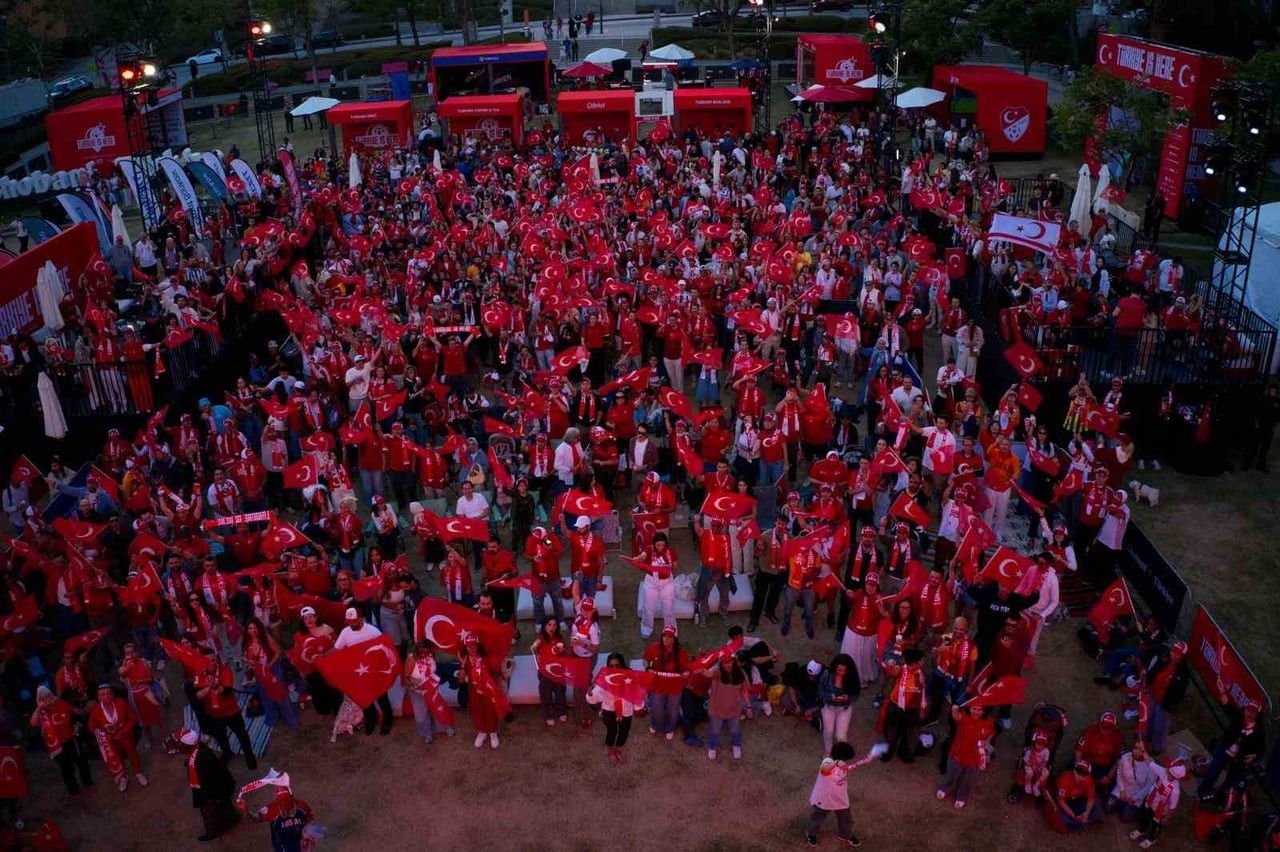 TÜRKİYE'NİN PARAGUAY KARŞISINDAKİ KRİTİK DÜNYA KUPASI MÜCADELESİ İÇİN LOS ANGELES'TA BİNLERCE KİŞİ...
