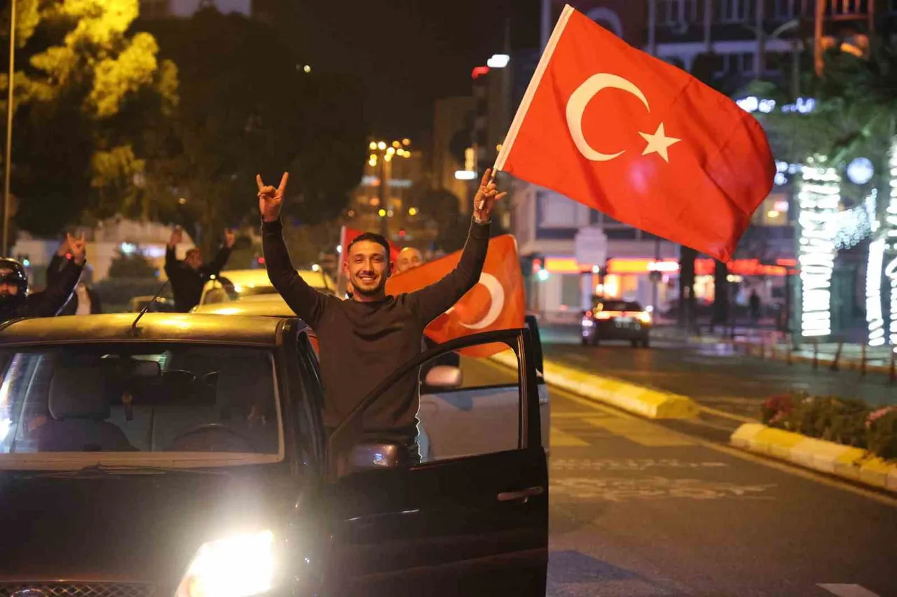 TÜRKİYE’NİN DÜNYA KUPASI’NA KATILMASI, AYDIN’DA KONVOYLA KUTLANDI