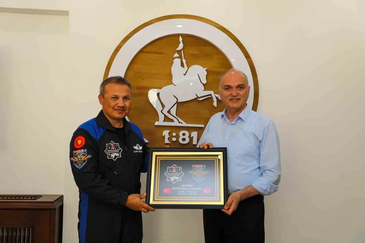 TÜRKİYE’NİN İLK ASTRONOTU ALPER GEZERAVCI, DÜZCE BELEDİYE BAŞKANI DR. FARUK ÖZLÜ’YÜ MAKAMINDA...