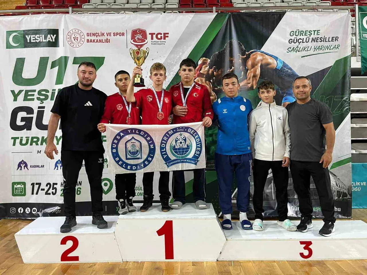 U17 YILDIZLAR GÜREŞ ŞAMPİYONASI'NDA TAKIM HALİNDE İKİNCİ OLAN YILDIRIM BELEDİYESPOR, BÜYÜK BİR...