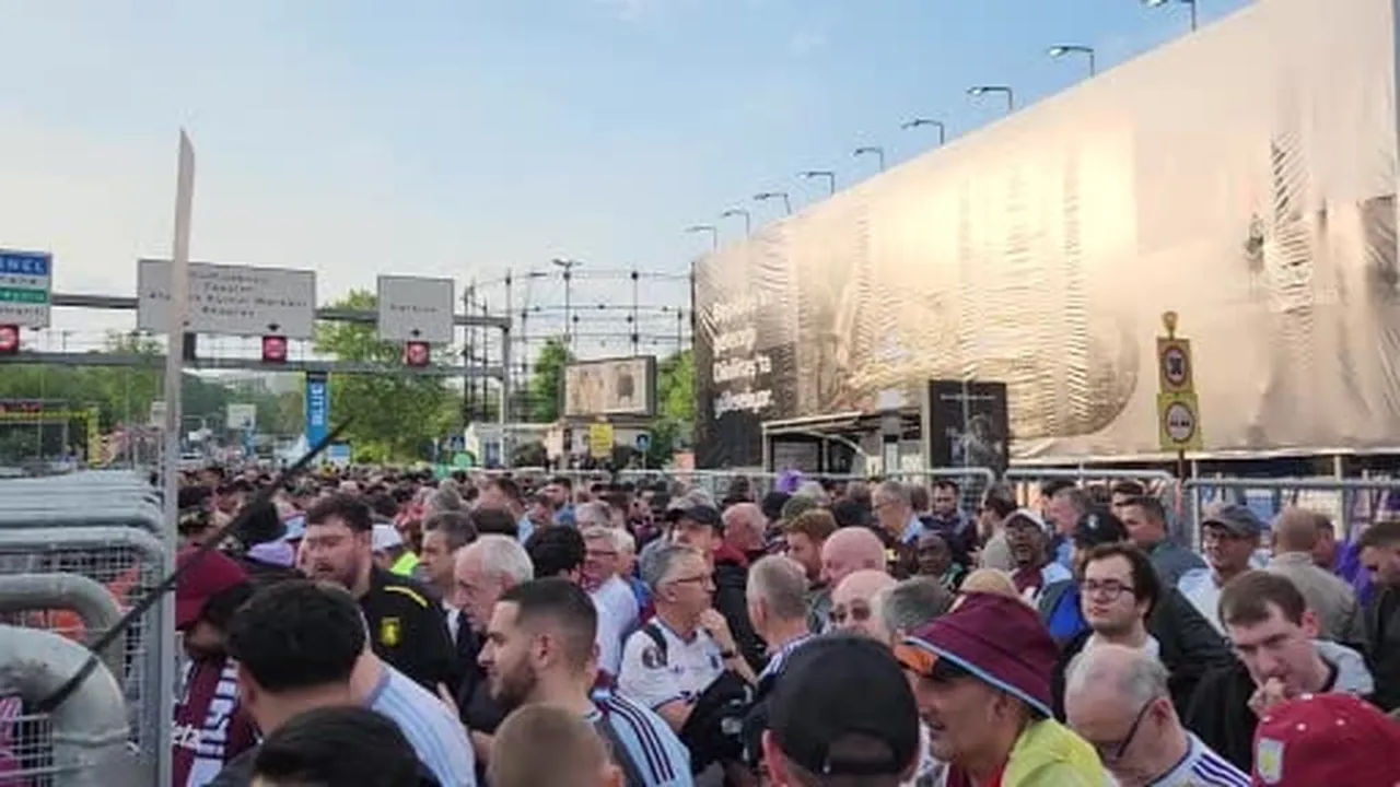 UEFA Avrupa Ligi finalini tribünden takip edecek Aston Villa taraftarları Beşiktaş Park'a geldi.