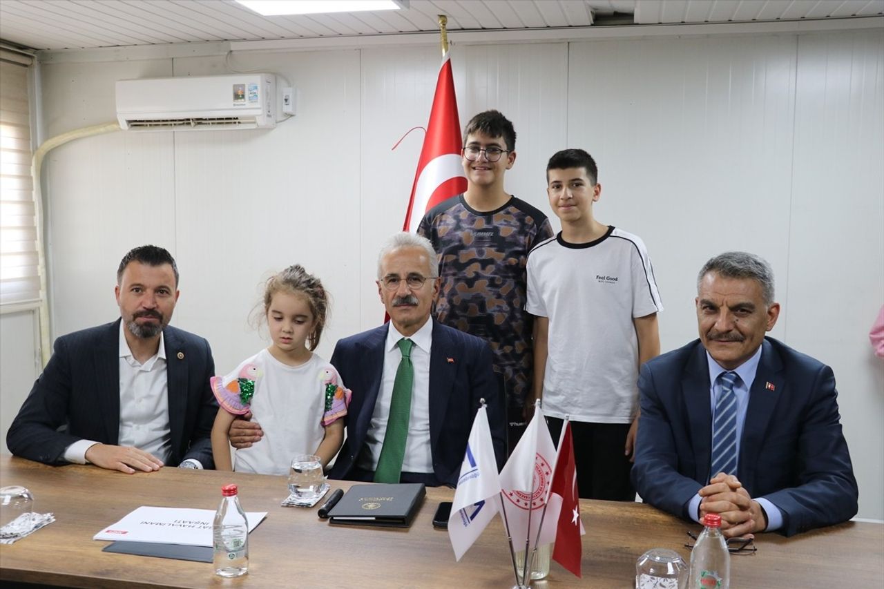 Ulaştırma ve Altyapı Bakanı Abdulkadir Uraloğlu (sol 3), Yozgat'ın şehir merkezine 15 kilometre...