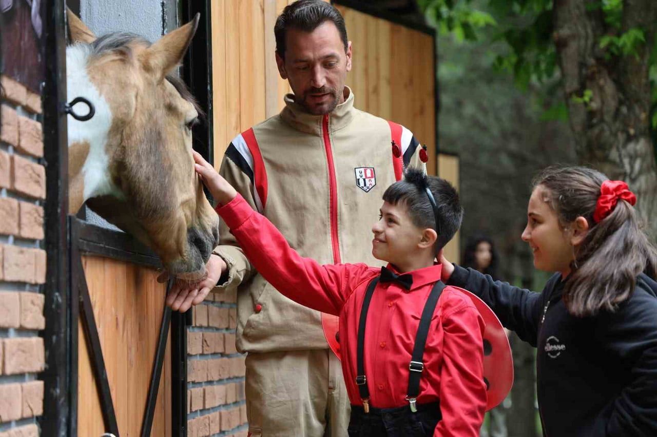 ULUSAL KADIN VE AİLE SEMPOZYUMU KATILIMCILARI, ÖZEL GEREKSİNİMLİ ÇOCUKLAR VE AİLELERİYLE BİRLİKTE...
