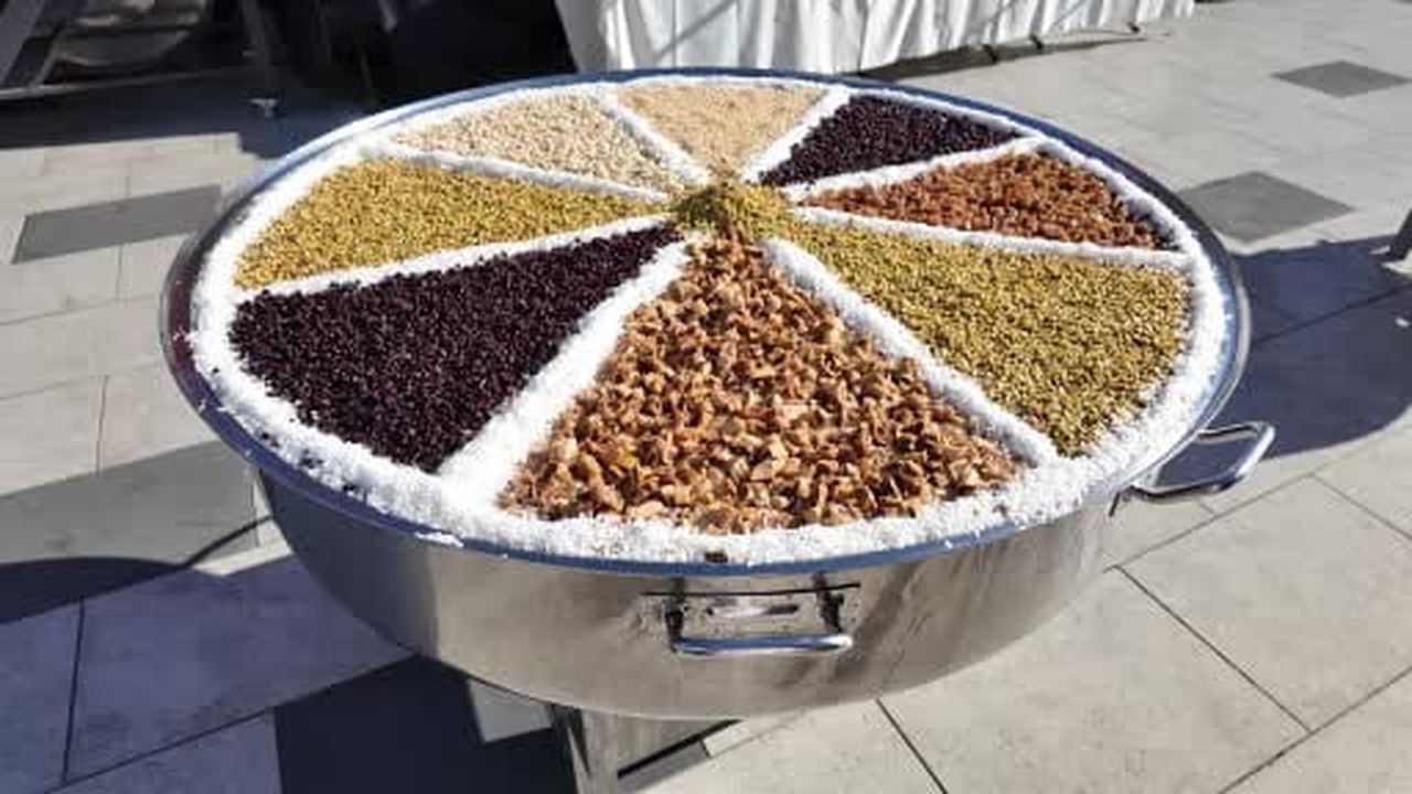 Ümraniye "Aynı Kazanda, Aynı Gönülde" buluştu: 20 bin kişiye aşure ikram edildi