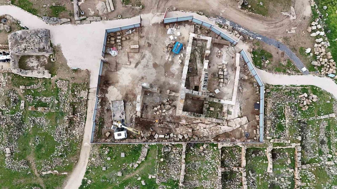 UNESCO DÜNYA MİRASI GEÇİCİ LİSTESİ'NDE YER ALAN ZERZEVAN KALESİ'NDE RESTORASYON ÇALIŞMALARI DEVAM...