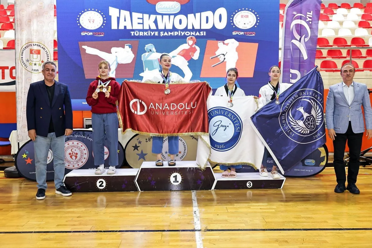 ÜNİLİG TEAKWONDO TÜRKİYE ŞAMPİYONASI'NA ESKİŞEHİR'DEN KATILAN ANADOLU ÜNİVERSİTESİ TEMSİLCİLERİ...