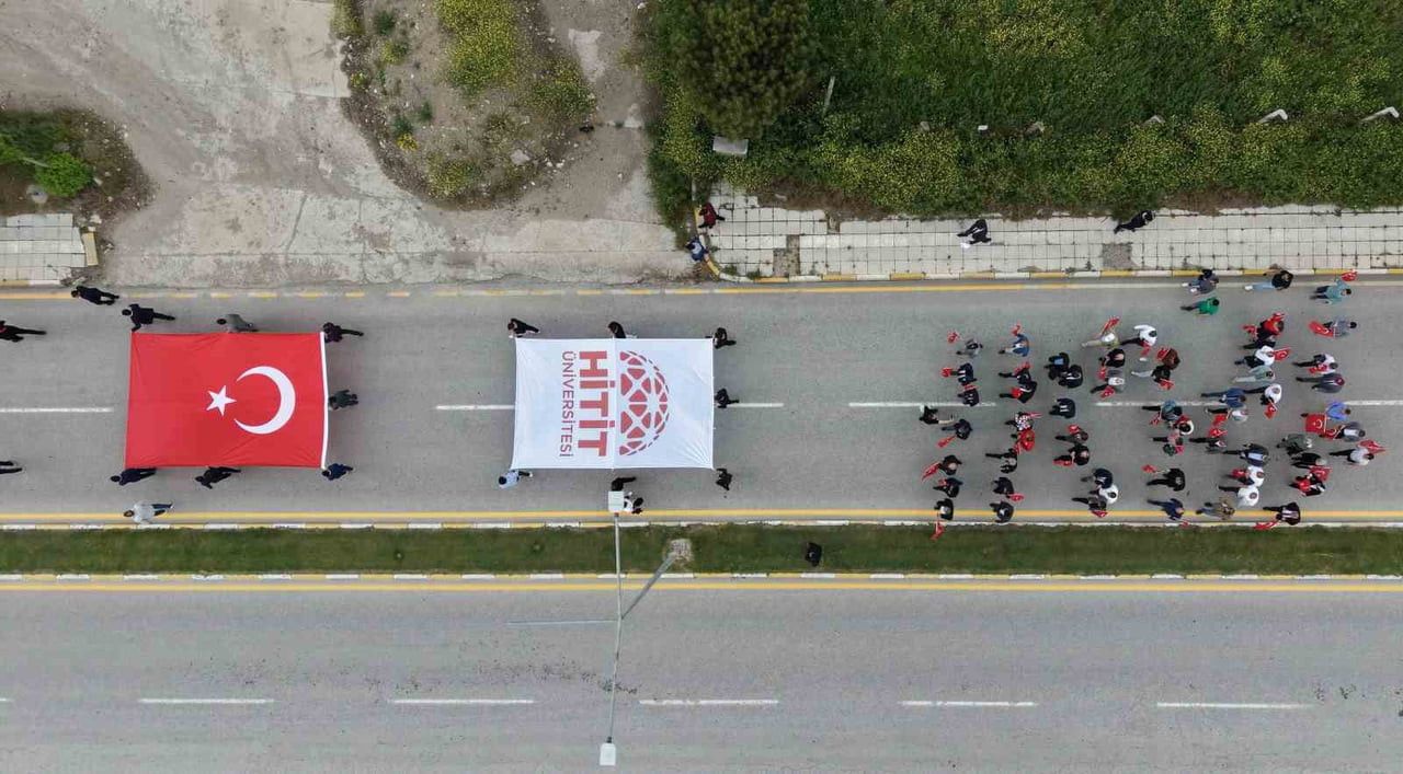 ÜNİVERSİTE ÖĞRENİLERİ TARAFINDAN 50 METRE UZUNLUĞUNDA TÜRK BAYRAĞIYLA ŞEHİTLİĞE YÜRÜMELERİ HAVADAN...