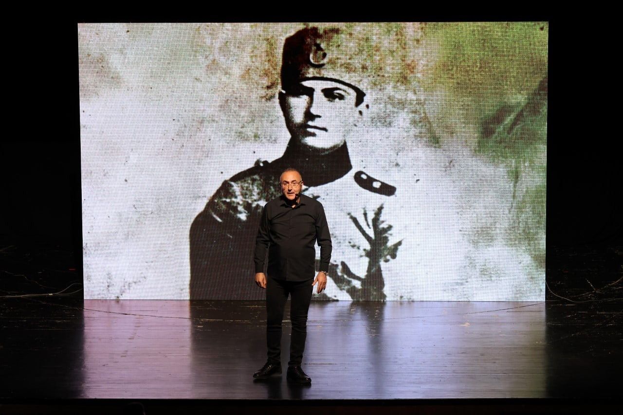 ÜNLÜ ŞAİR VE YAZAR SUNAY AKIN "CUMHURİYETE GİDEN YOL" GÖSTERİSİYLE SEFAKÖY KÜLTÜR VE SANAT...