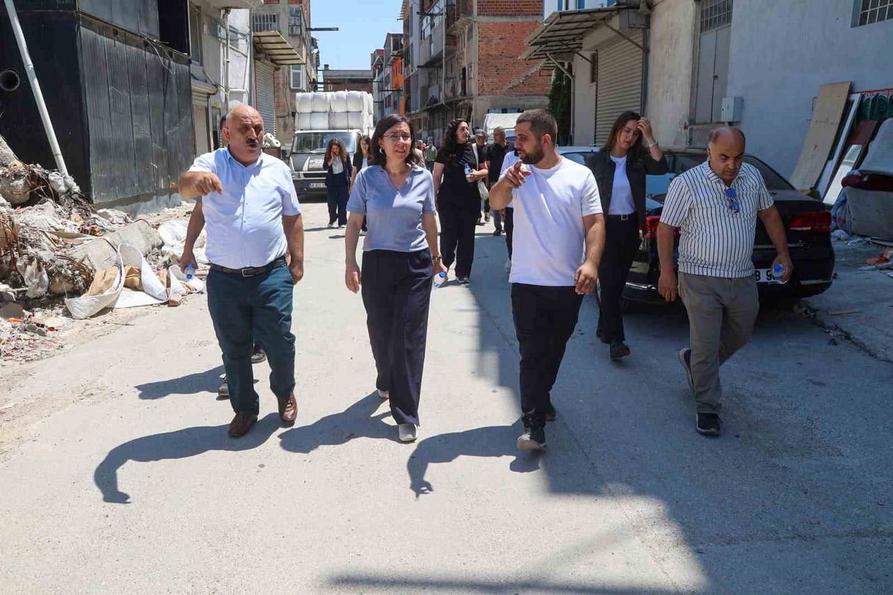 UŞAK BELEDİYE BAŞKAN VEKİLİ HATİCE TEREKECİ ÖZKAN, BELEDİYE BAŞKAN YARDIMCILARIYLA BİRLİKTE ÇANLI...