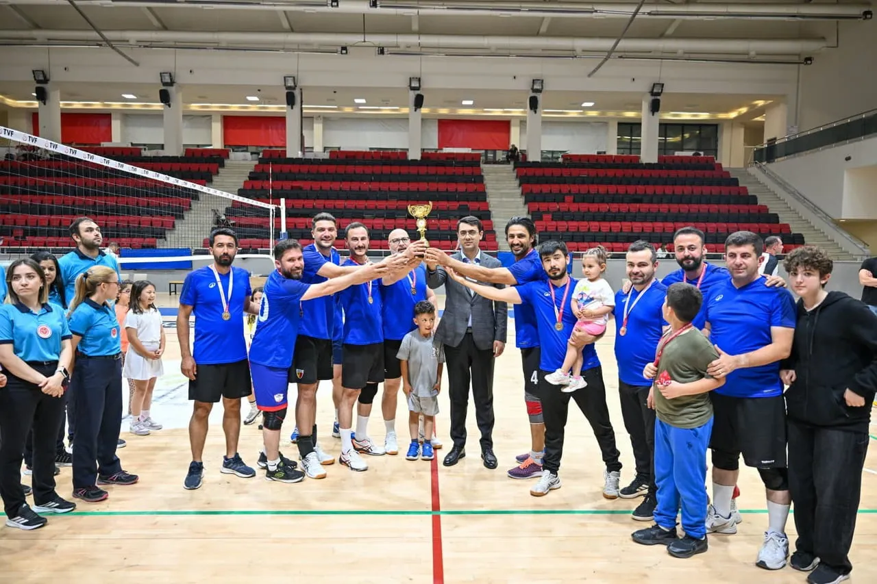 UŞAK GENÇLİK VE SPOR İL MÜDÜRLÜĞÜNCE DÜZENLENEN 1. AKMONİA VALİLİK KUPASI VOLEYBOL TURNUVASI...