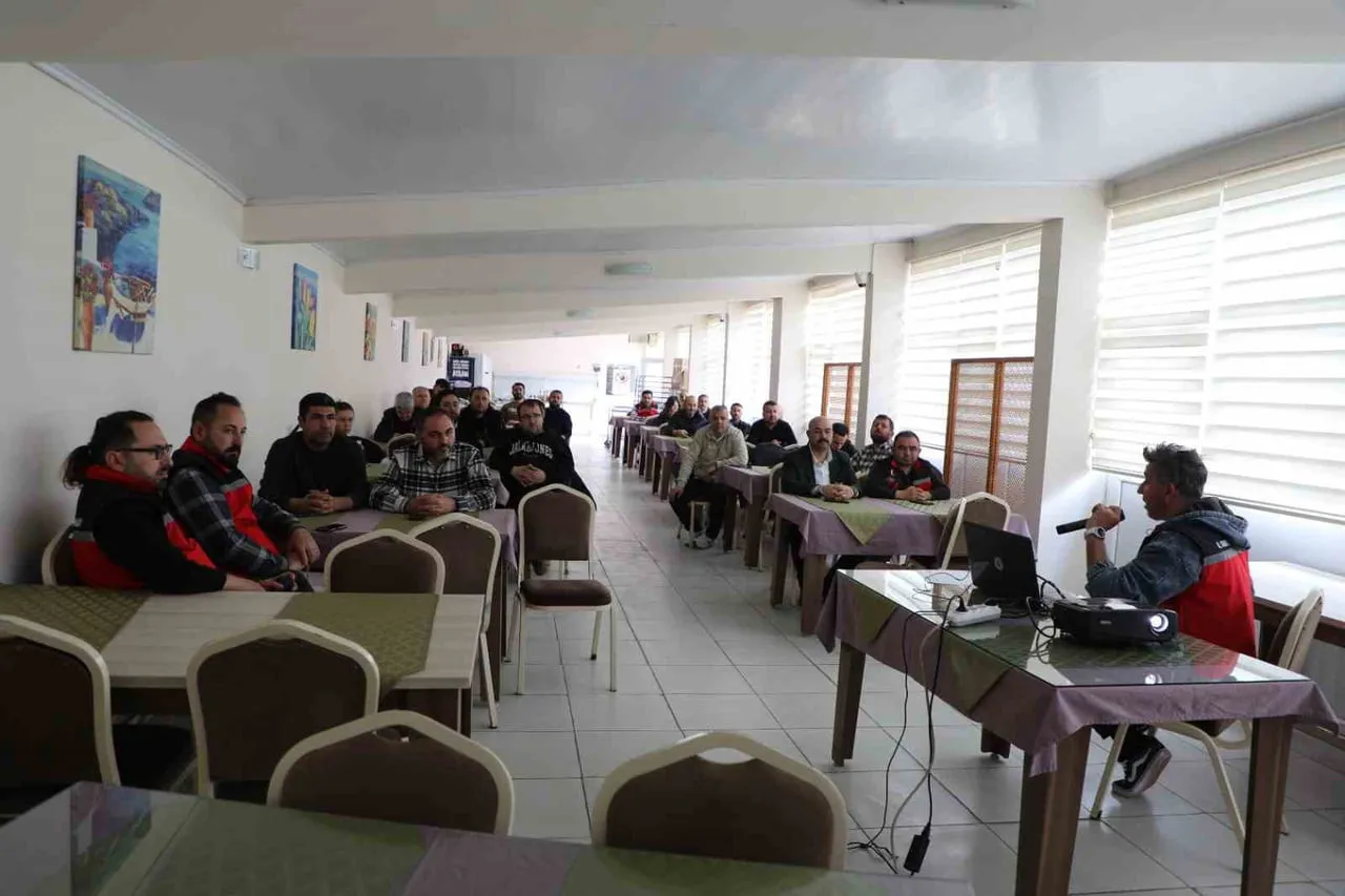 UŞAK İL TARIM VE ORMAN MÜDÜRLÜĞÜ TARAFINDAN EĞİTİM SEFERBERLİĞİ KAPSAMINDA “BUZAĞI KAYIPLARINI...