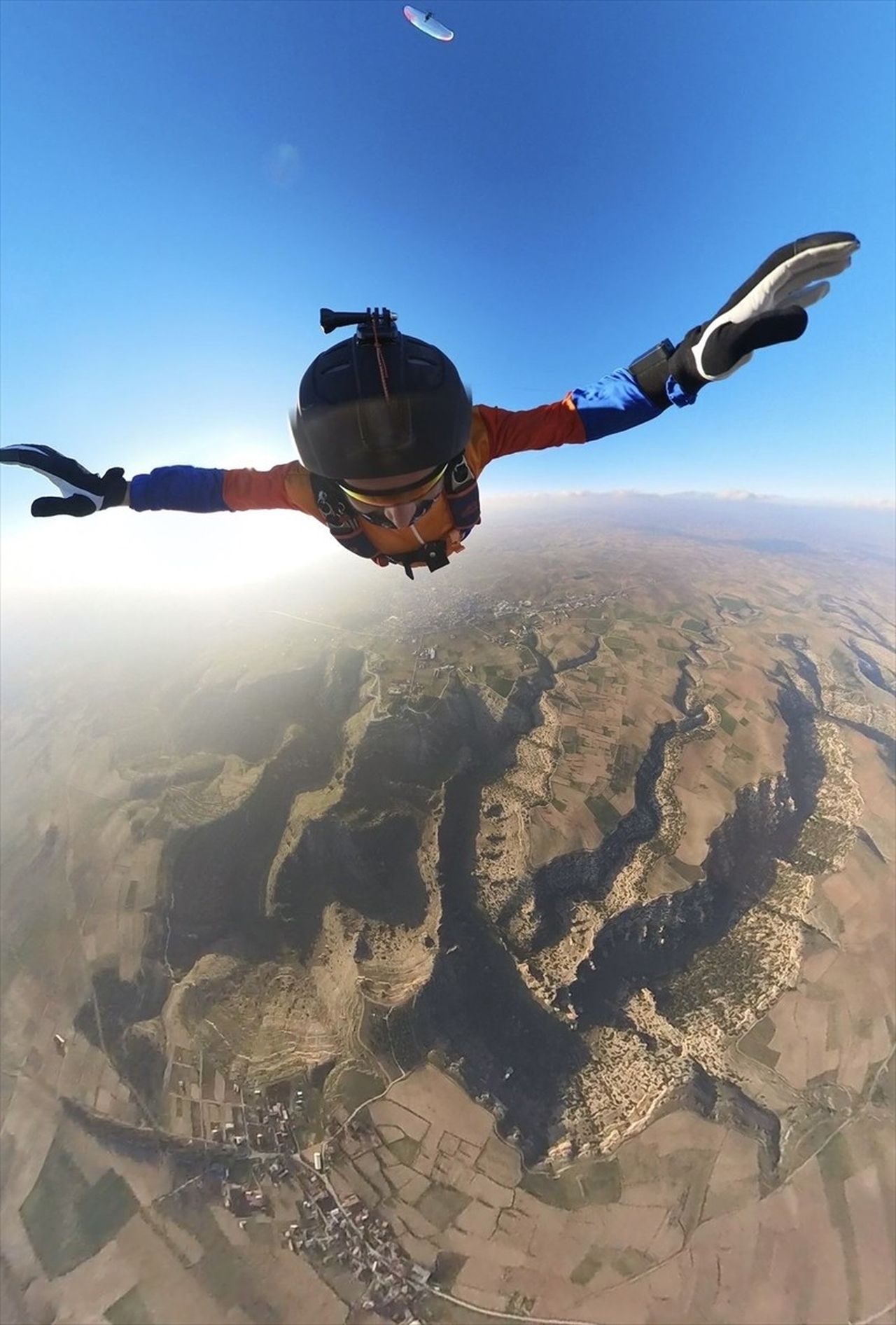 Uşak'ta serbest paraşüt pilotu Ramazan Özçelik, 2 bin metre yükseklikteki paramotordan Ulubey...