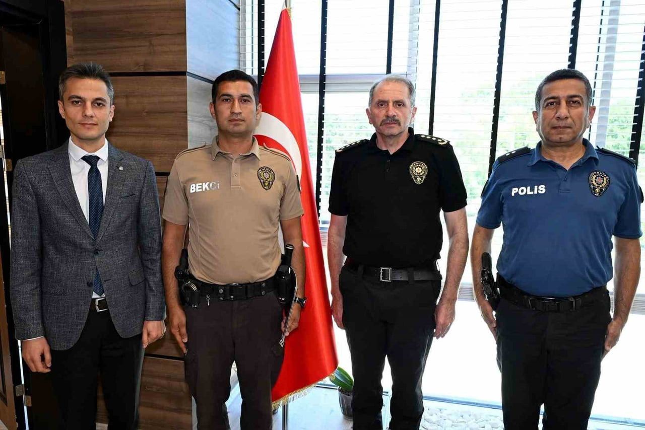 UŞAK’TA GÖRME ENGELLİ ÖĞRETMENE ŞİDDETLİ SAĞANAK SIRASINDA YARDIM EDEN ÇARŞI VE MAHALLE BEKÇİSİ...