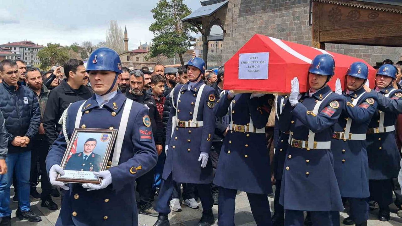 UZMAN ÇAVUŞ EMRAH TÜRKOĞLU SON YOLCULUĞUNA UĞURLANDI