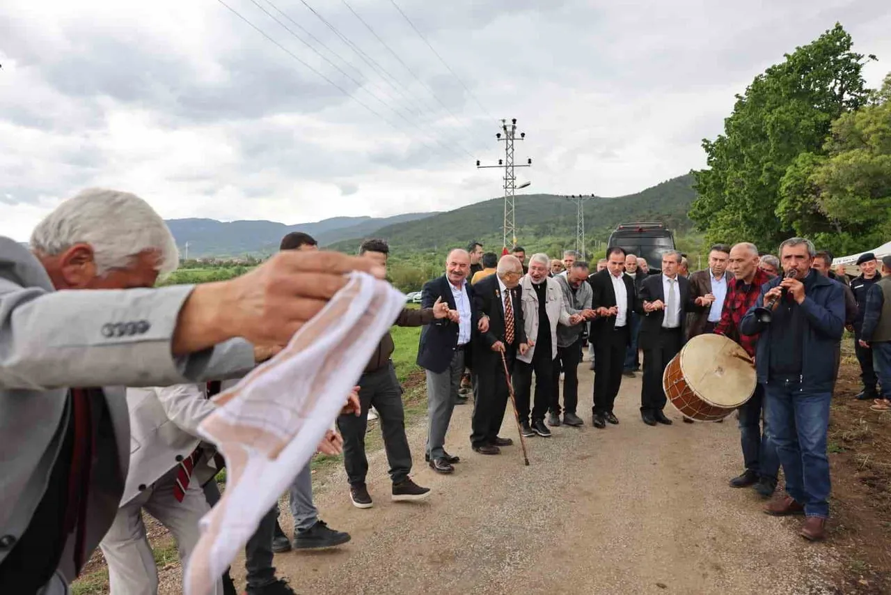 VALİ ALİ ÇALGAN VE BAŞKAN HALİL İBRAHİM AŞGIN, GAZİ AHMET ÖZDEMİR İLE OMUZ OMUZA HALAY...