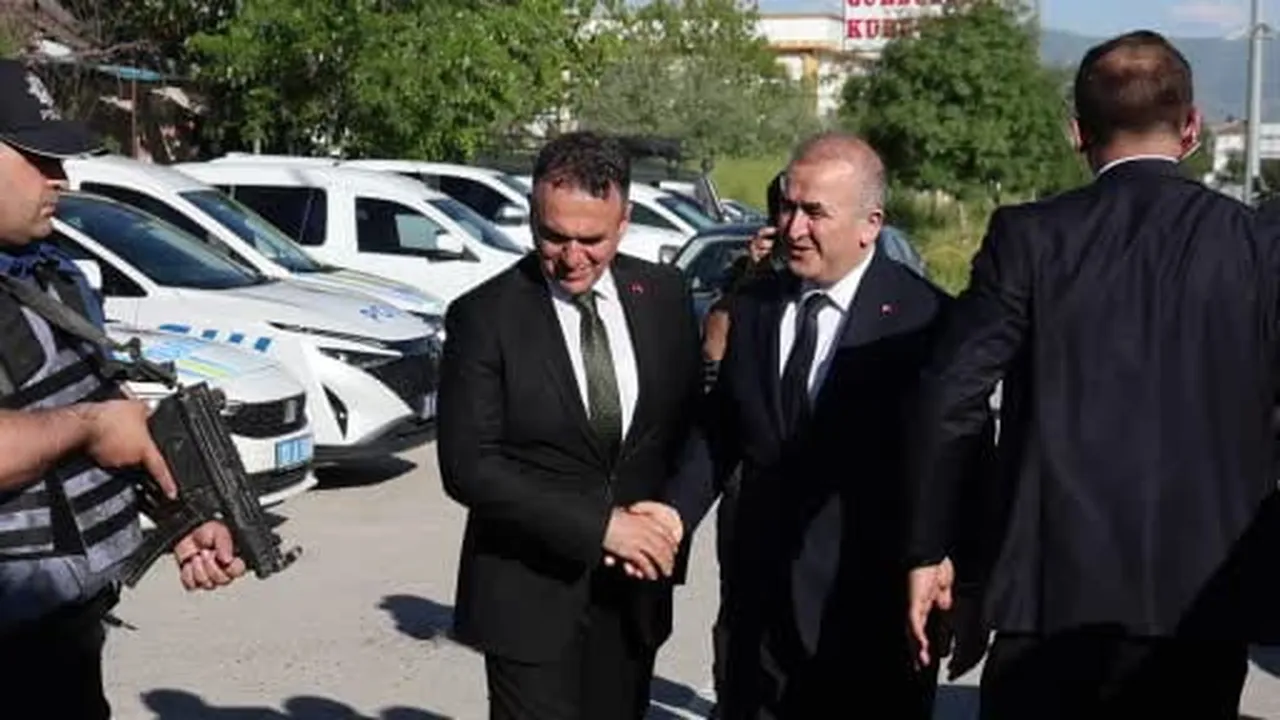 Vali Hatipoğlu, görevi başındaki personellerle bayramlaştı