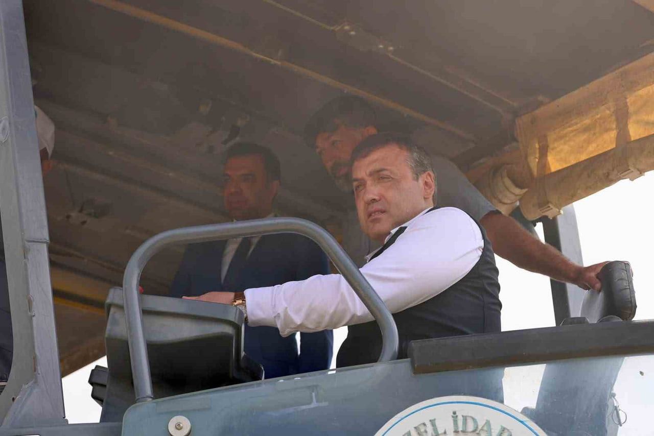 VALİ SÖZER ARAÇ BAŞINA GEÇTİ, KÖY YOLARINDA BSK DÖKTÜ