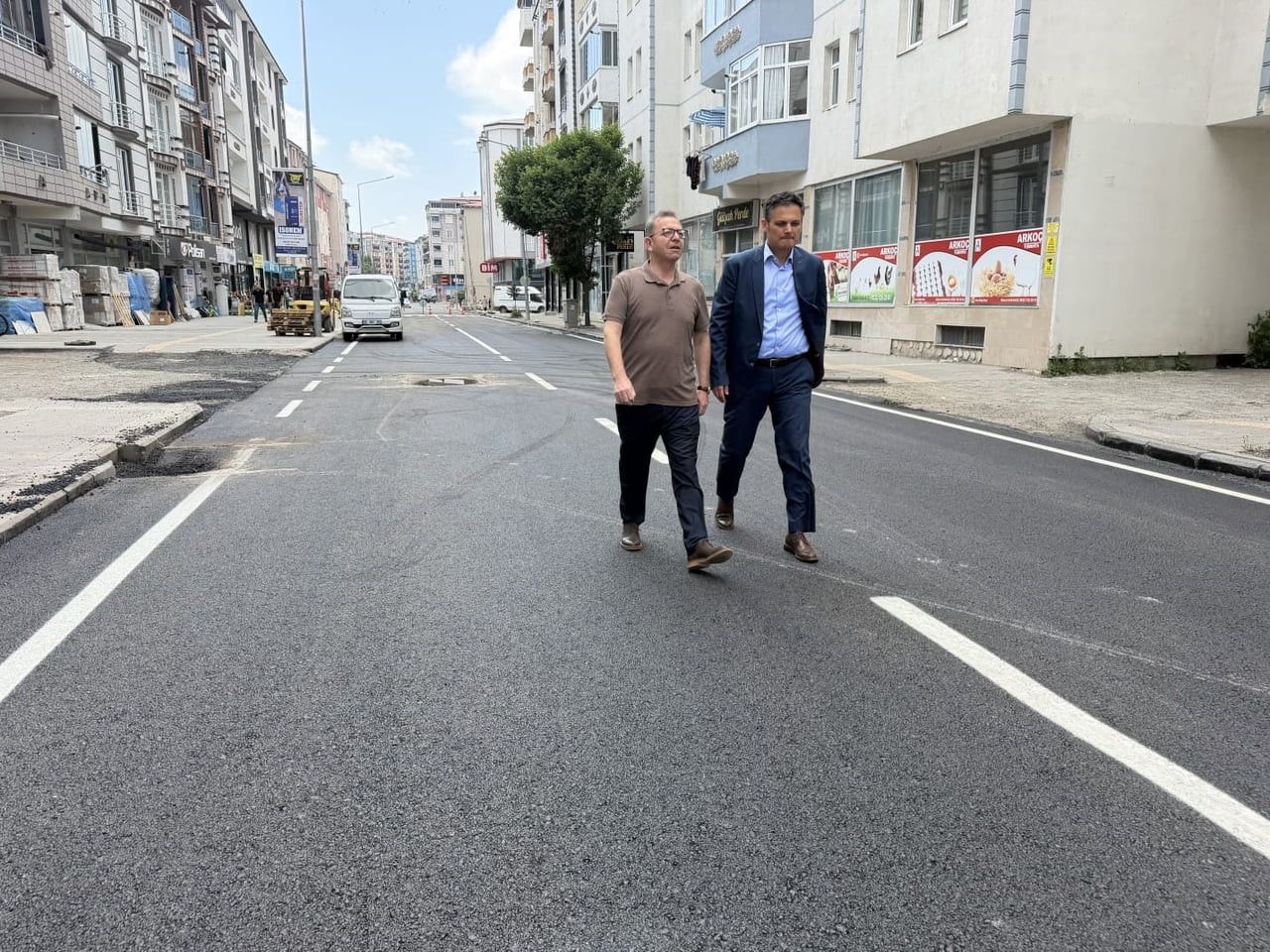 VALİ ZİYA POLAT, CUMHURİYET CADDESİ'NDEKİ YOL ÇALIŞMALARINI YERİNDE İNCELEDİ(KARS-İHA)