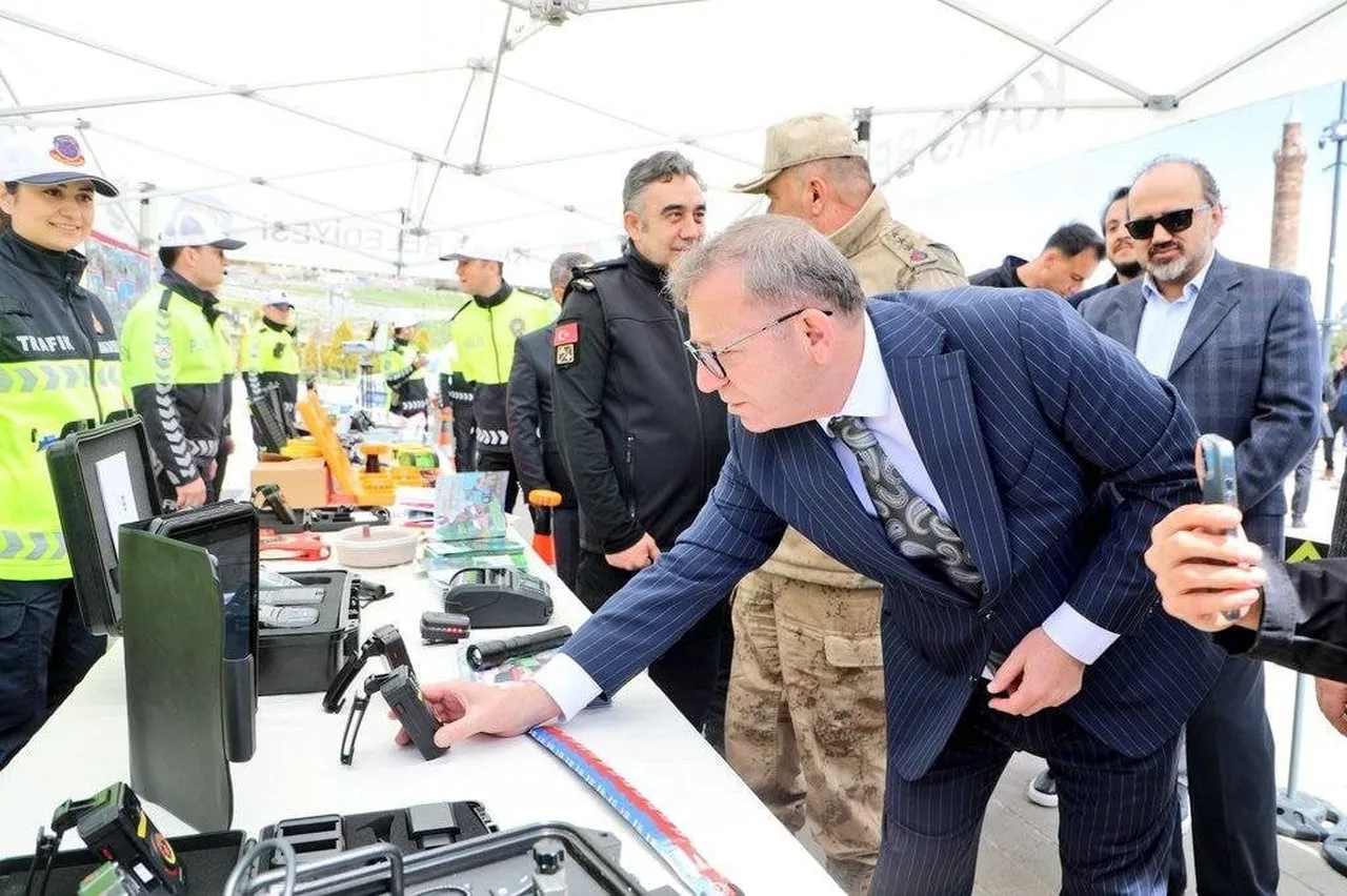 VALİ ZİYA POLAT TRAFİK HAFTASI ETKİNLİKLERİNE KATILDI(KARS-İHA)