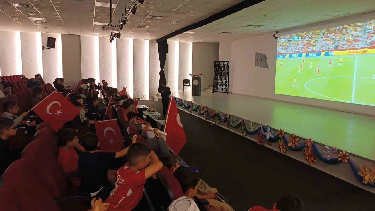 VAN GENÇLİK VE SPOR İL MÜDÜRLÜĞÜ VE ÖNDER VAN İL BAŞKANLIĞI ÖNCÜLÜĞÜNDE BİR ARAYA GELEN ÖĞRENCİLER...