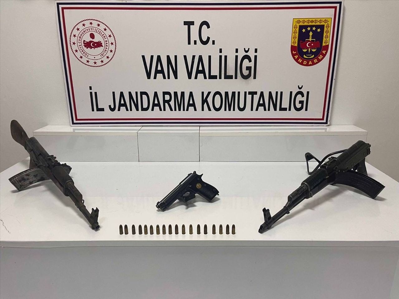 Van'ın Başkale ilçesinde düzenlenen operasyonlarda silah ve mühimmat ele geçirildi, 1 şüpheli...