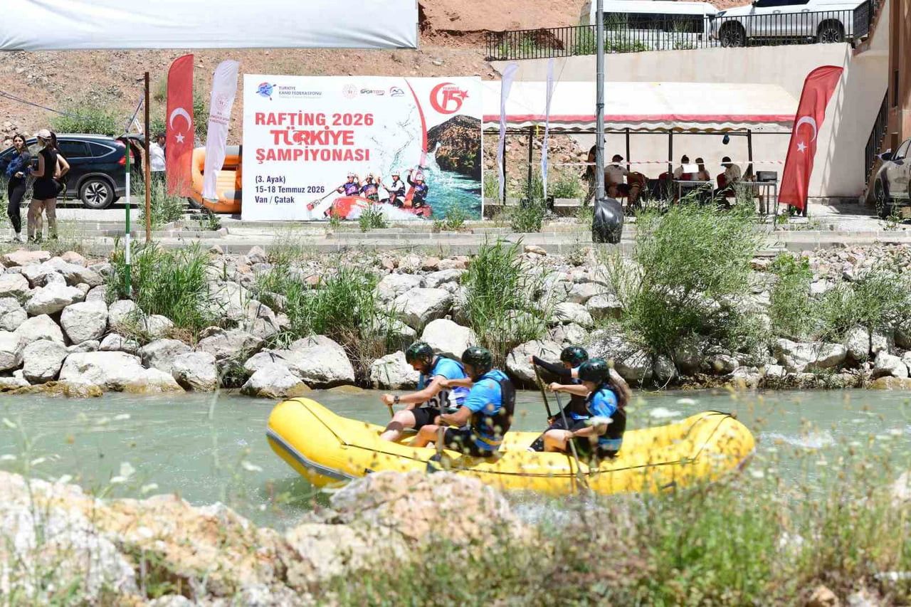 VAN'IN ÇATAK İLÇESİNDE DÜZENLENEN TÜRKİYE RAFTİNG ŞAMPİYONASI 3. AYAK YARIŞLARI BAŞLADI.
