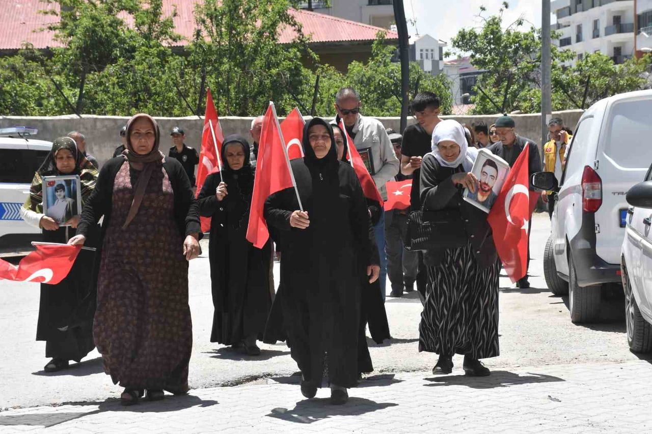 VAN’DA ÇOCUKLARI TERÖR ÖRGÜTÜ TARAFINDAN DAĞA KAÇIRILAN AİLELERİN DEM PARTİ İL BİNASI ÖNÜNDEKİ...