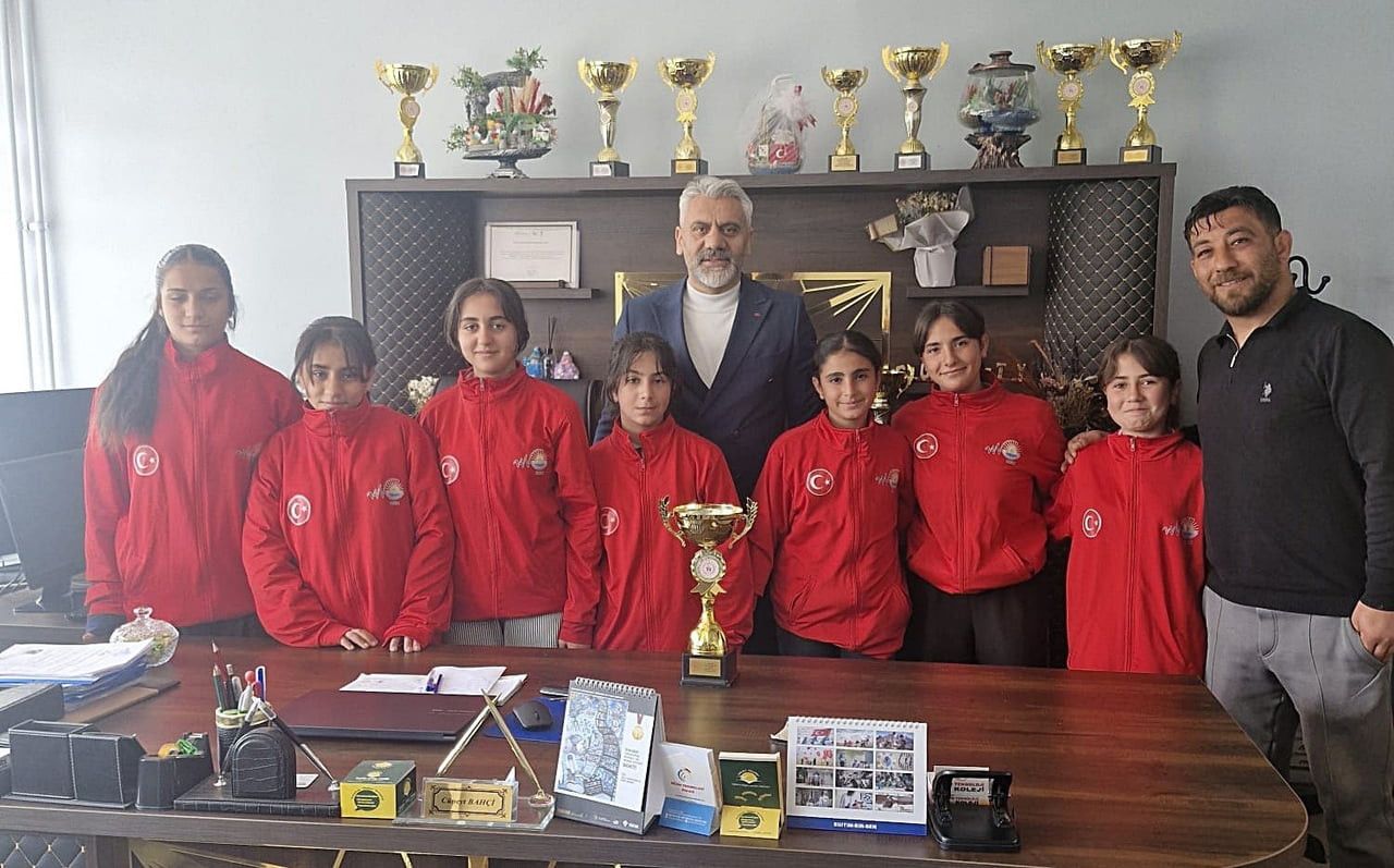 VAN’IN EDREMİT İLÇESİNDEKİ TESKOMB SÜPHAN ORTAOKULU ÖĞRENCİLERİ, OKUL SPORLARI KAPSAMINDA...