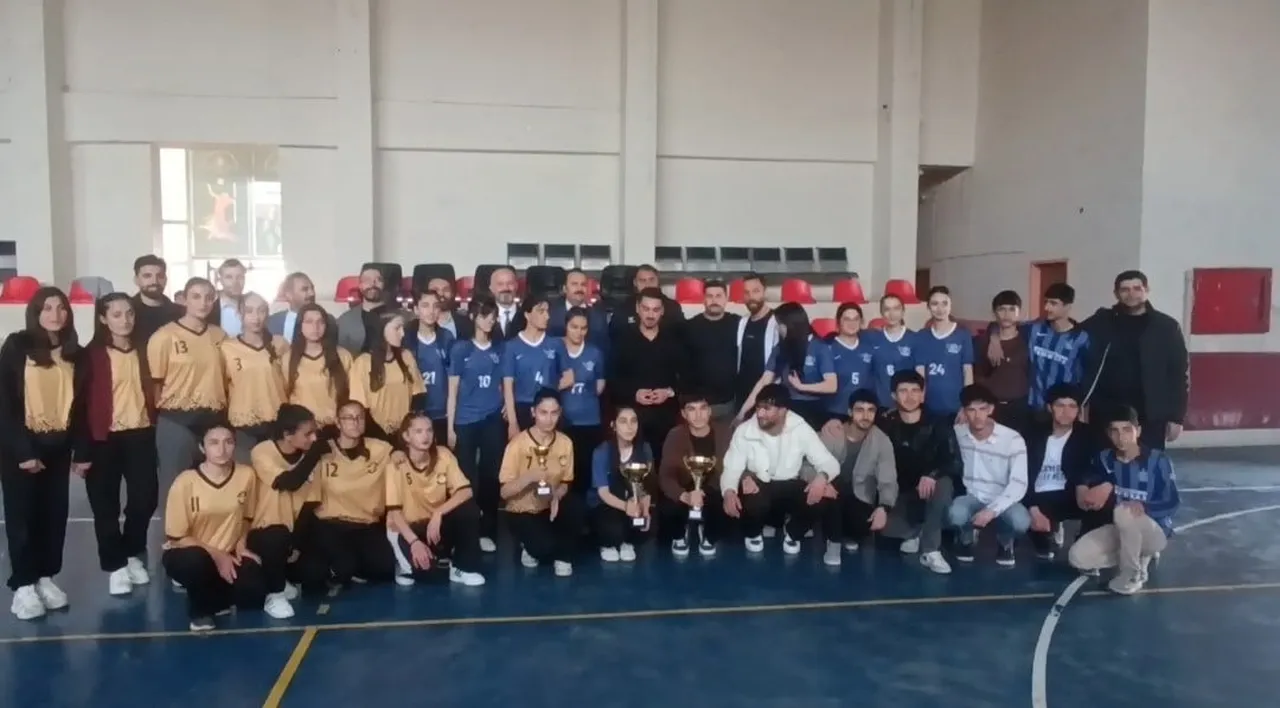 VAN’IN ÖZALP GENÇLİK VE SPOR MÜDÜRLÜĞÜ İLE MİLLİ EĞİTİM MÜDÜRLÜĞÜ TARAFINDAN DÜZENLENEN LİSELER...