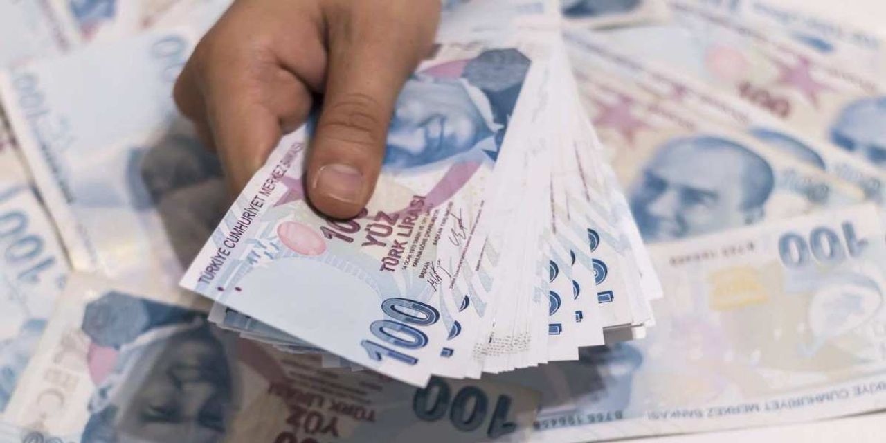 Vergi borcu olanları çok yakından ilgilendiren bir gelişme yaşandı ve konuya ilişkin haberi de Hazine ve Maliye Bakanı Nureddin Nebati verdi. BAkan Nebati, borç yapılandırmalarına ilişkin yeni bir çalışma başlattıklarını ve başvuru halinde vergi borcu olan tüm vatandaşarın yapılandırma kapsamında alınacağını duyurdu. Hazine ve Maliye Bakanlığı