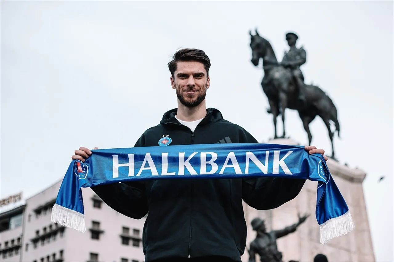 Voleybol SMS Grup Efeler Ligi ekiplerinden Halkbank, Polonyalı smaçör Aleksander Sliwka ile...