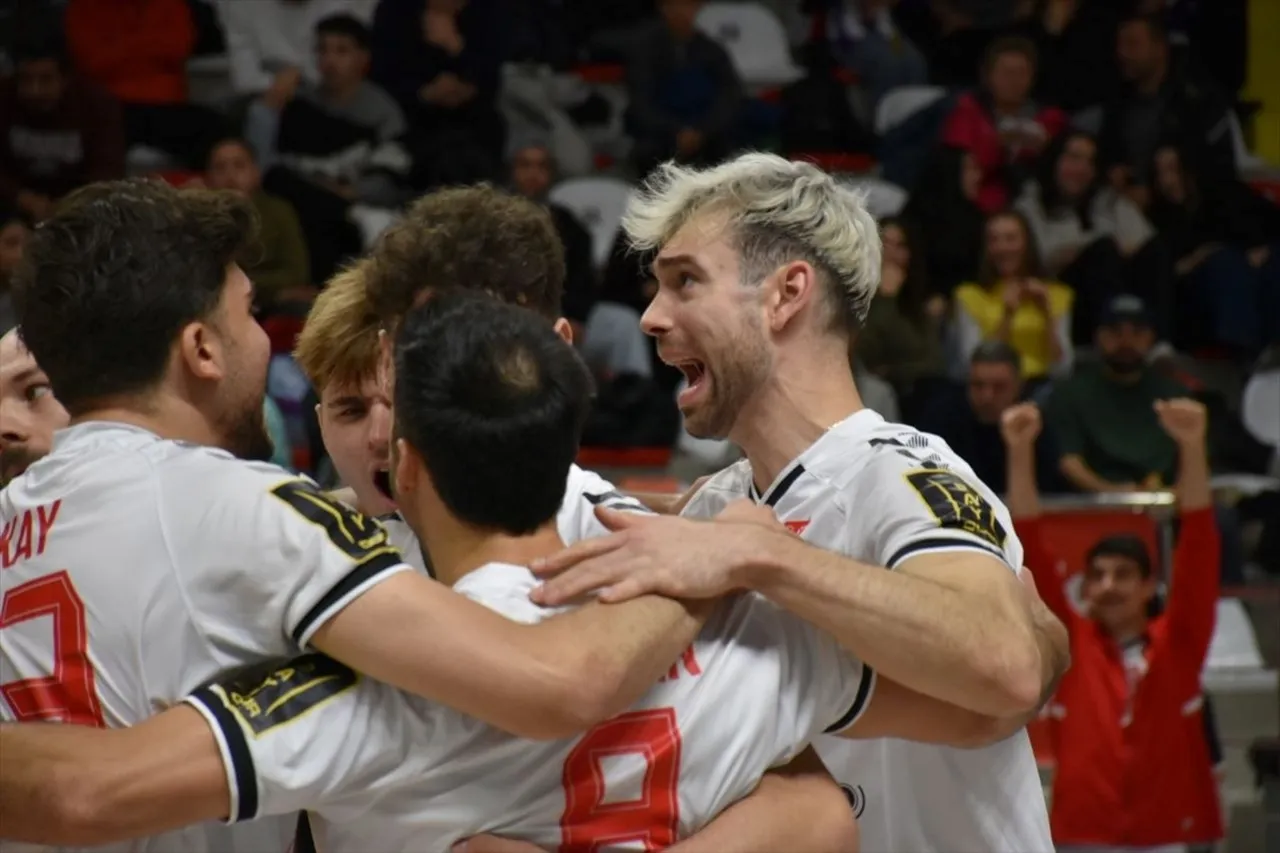 Voleybol SMS Grup Efeler Ligi'nin 10. haftasında Gebze Belediyespor, Gaziantep Gençlikspor ile...
