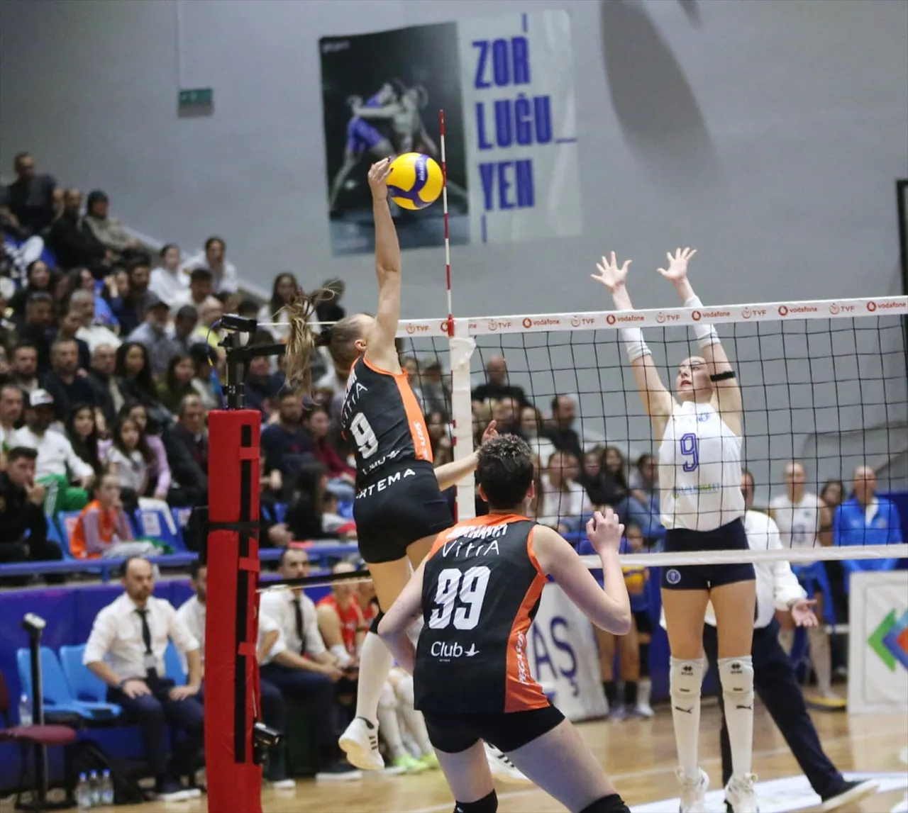 Voleybol Vodafone Sultanlar Ligi'nin 13. haftasında Aydın Büyükşehir Belediyespor, Mimar Sinan...
