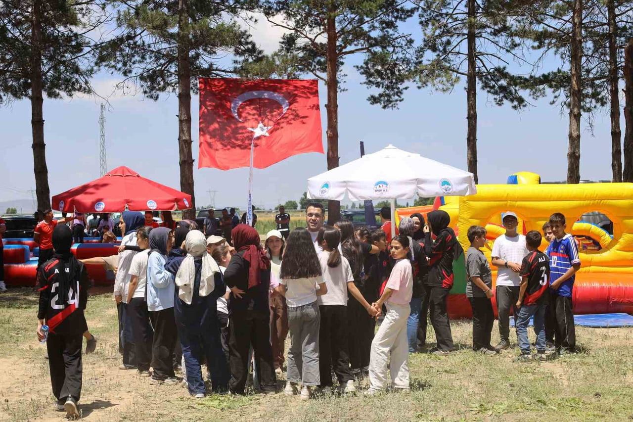 YAHYALI GENÇLER ERVA SPOR KULÜBÜ ÖĞRENCİLERİ İLE İLÇEDEKİ FARKLI OKULLARDAN ÖĞRENCİLERİN...