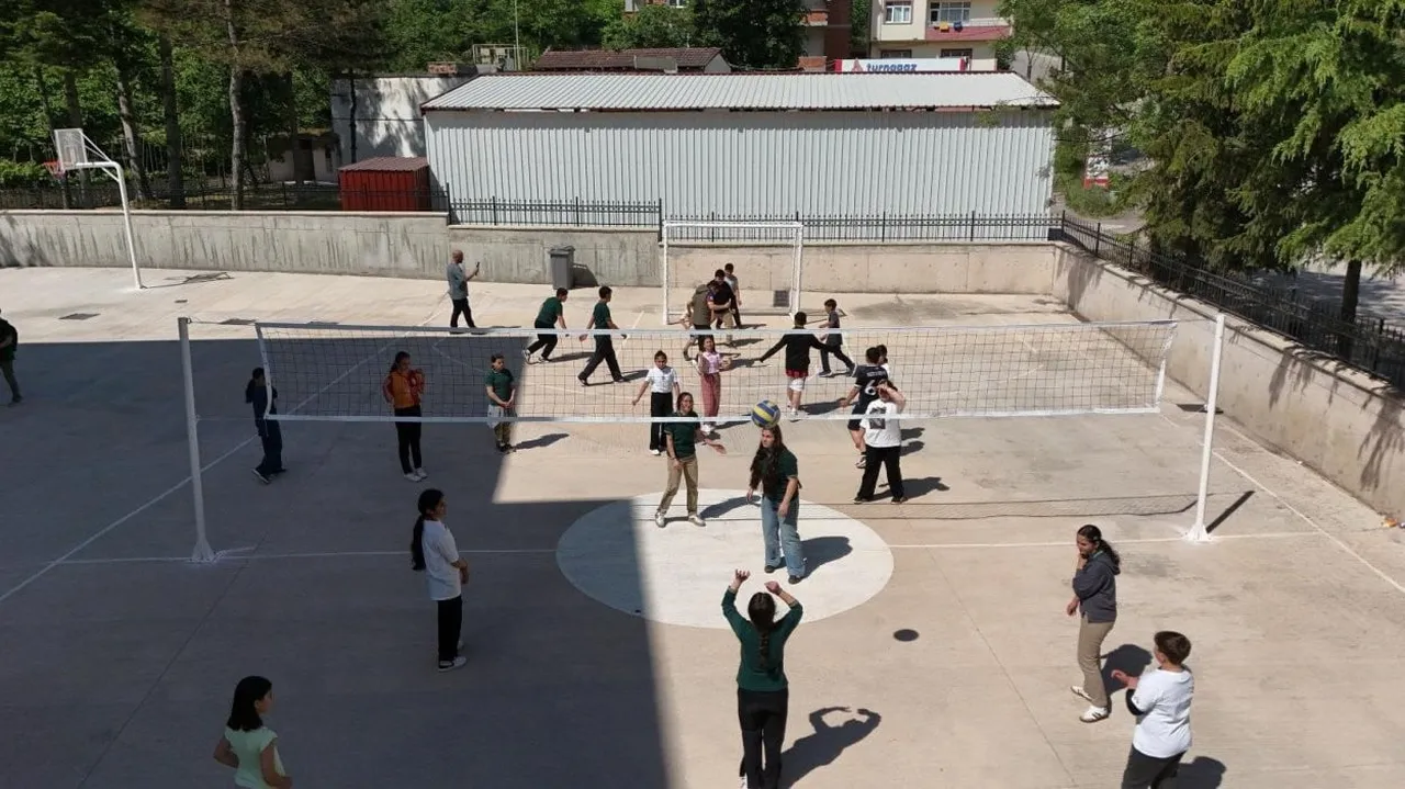 YAPILAN ÇALIŞMALARLA ÖĞRENCİLER, İSTEDİKLERİ SPOR ALANLARINA KAVUŞMANIN MUTLULUĞUNU...