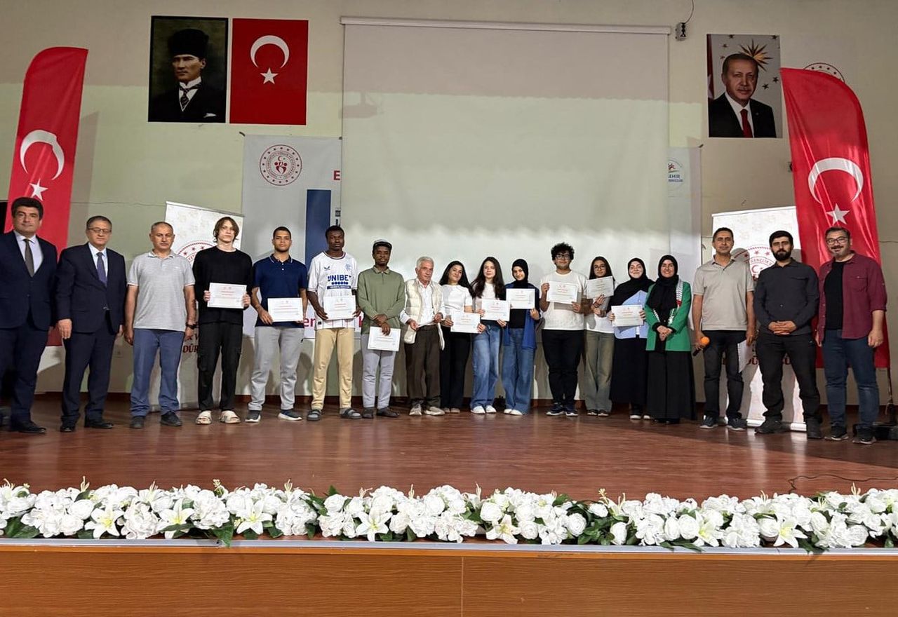 YARIŞMADA DERECEYE GİREN ÖĞRENCİLERE ÖDÜLLERİ TAKDİM EDİLDİ
