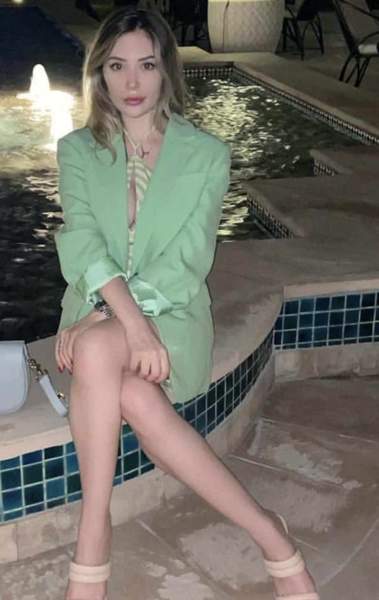 Yasemin Erbil instagram mini elbise pozları