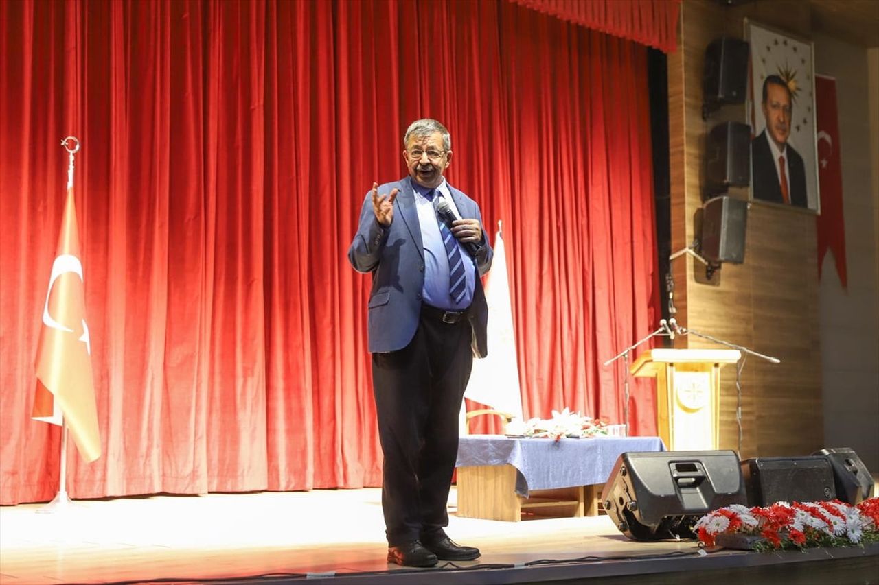 Yazar Hayati İnanç, kültür sanat etkinlikleri kapsamında Ardahan Üniversitesinin ev sahipliğinde...